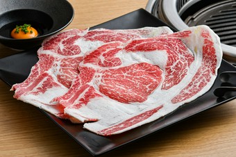 肉に火を入れすぎないのがポイント。柔らかさと濃厚な旨みを堪能できる『しんきん牛リブロース焼きしゃぶ』