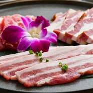 肩ロース、カルビ、ベーコンがお得に楽しめるセットです。