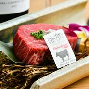 牛肉の中でも最上級部位とうたわれるシャトーブリアンは、肉質がとても柔らかく、濃厚な旨みが特徴です。その日のオススメでシャトーブリアンの提供があればラッキー。一度は食べておきたいおいしさです。