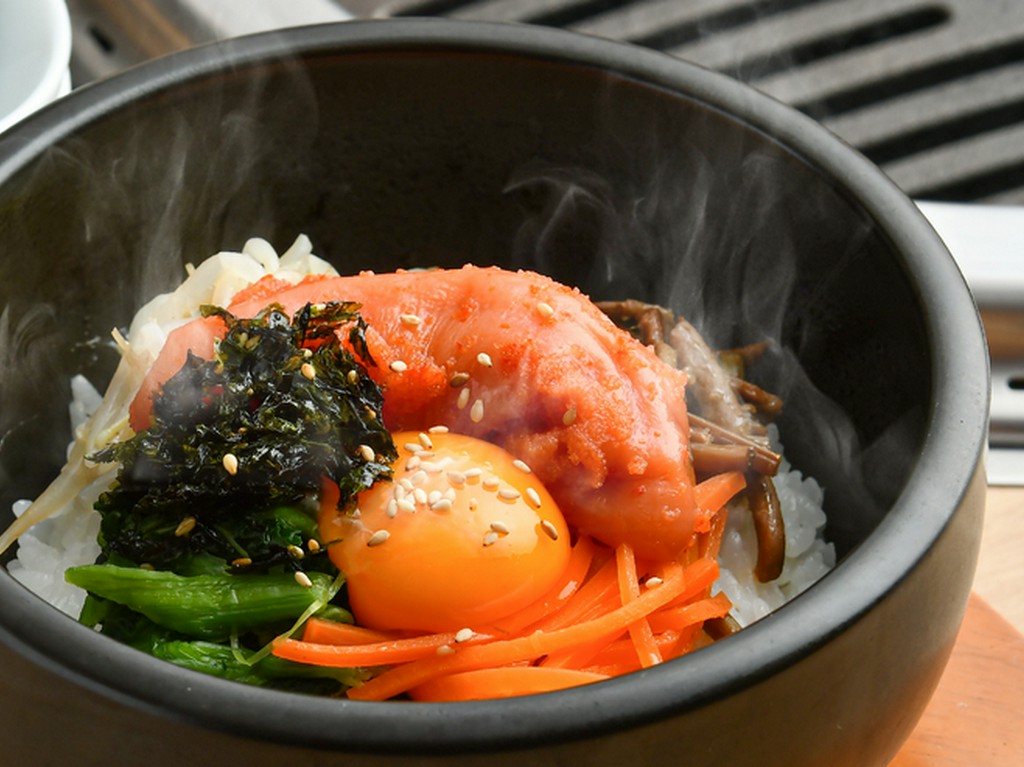 特製明太子がたっぷり。あっさりとした味わいがクセになる『鹿部町丸鮮道場水産明太子の石焼ビビンバ』