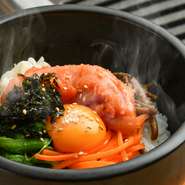 噴火湾で水揚げされた新鮮なスケソウダラの成熟卵を、濃厚な昆布だしと秘伝の明太調味液で漬け込んで熟成させた明太子は旨みが凝縮し、プチプチ感もたまりません。その明太子を1本丸々使った一味違うビビンバです。