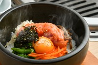 特製明太子がたっぷり。あっさりとした味わいがクセになる『鹿部町丸鮮道場水産明太子の石焼ビビンバ』