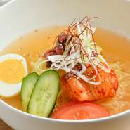 絶妙な火加減で炙ったしんきん牛を合わせた、食べ応えのある冷麺。使用するしんきん牛の部位や形状は、日替わりになるそう。色々なメニューをいただいた後の〆にぴったりの、ハーフサイズも用意されています。