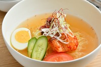 絶妙な火加減で炙ったしんきん牛を合わせた、食べ応えのある冷麺。使用するしんきん牛の部位や形状は、日替わりになるそう。色々なメニューをいただいた後の〆にぴったりの、ハーフサイズも用意されています。