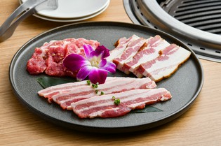 部位ごとの食べ比べを楽しめる『森乃大吉豚の三種盛り合わせ』