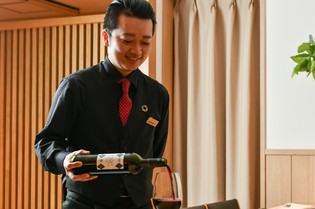気を使わず食事を楽しんでもらうため、きめ細かいサービスを提供
