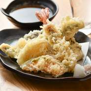 使用する食材は道産のものをメインに国産の新鮮なものを仕入れています。『天ぷらの盛り合わせ』は、その時の旬の魚介や野菜を使用。またオススメ料理として限定で楽しめる料理を提供しています。