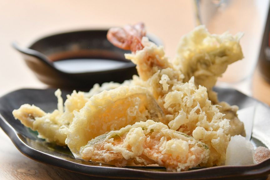 カラッと揚がったサクサク食感が堪らない『天ぷら盛り合わせ』