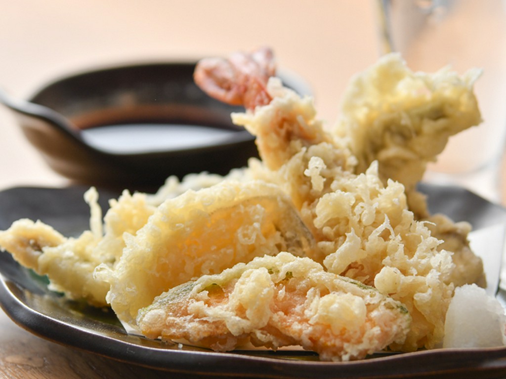 カラッと揚がったサクサク食感が堪らない『天ぷら盛り合わせ』