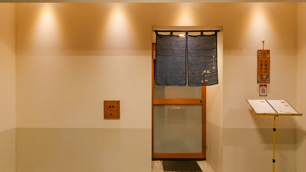 ビルの地下1階に店を構える、街の喧騒を感じさせない隠れ家