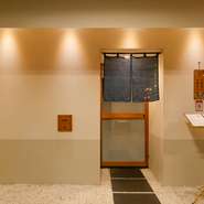 すすきの駅から徒歩3分という便利な立地ながらも、ビルの地下という隠れ家的な佇まいのお店。入口の暖簾をくぐると、大人がゆったりくつろげる洗練された空間が広がります。