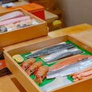 旬の魚の持ち味をストレートに引き出すのが蝦夷前寿司の真骨頂。ネタは北海道を中心に全国から仕入れ、シャリは北海道米100％と、地産地消を大切にした素材選びも美味しさの秘訣です。