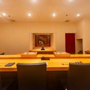 白壁と白木のカウンターが美しく調和した店内は、高級感がありながら気負わずに過ごせる雰囲気。優雅な大人のデートはもちろん、一人でゆっくり食事を楽しみたい人にもオススメ。