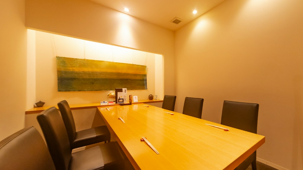 最大10名まで利用可能。幅広い用途で活躍するモダンな個室