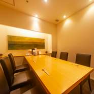 店内には2つの個室が用意され、仕切りを取り外せば最大10名まで収容OK。2名から利用できるので、特別な日のデート、接待や会合、親類の集まりなど、あらゆるシーンで使えます。