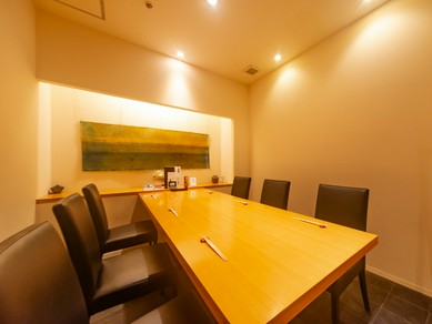 最大10名まで利用可能。幅広い用途で活躍するモダンな個室