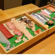 旬の魚の持ち味をストレートに引き出すのが蝦夷前寿司の真骨頂。ネタは北海道を中心に全国から仕入れ、シャリは北海道米100％と、地産地消を大切にした素材選びも美味しさの秘訣です。