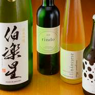 寿司の美味しさを引き立てる上質な日本酒を厳選。北海道の地酒を軸に、季節のお酒や話題の銘酒を取り揃えています。日本酒のほか、希少なケンゾーエステイトのワインにも注目です。