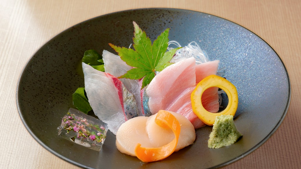 （一品料理　例）日本酒と相性ぴったり。鮮度抜群の魚介を厳選した『刺身の盛り合わせ』