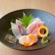 その日に入荷した新鮮な魚介を吟味して提供。道外から来店した人には北海道産のネタを中心に選び、地元客には全国から仕入れた魚を織り交ぜるなど、個々の好みに合わせて内容を変える心遣いも魅力です。