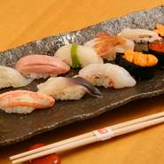 北海道産を中心とした旬のネタを贅沢に使った握り10貫。新鮮な素材の持ち味をそのまま生かした蝦夷前寿司が自慢です。シャリも北海道米100％とあって、地元ならではの美味しさを堪能できます。