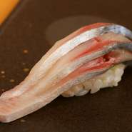 その時期に最も美味しい産地の鯖を選び、やや浅めに〆て素材本来の味わいを引き立てるのが店主の流儀。ほぼ生に近い食感で、程よく脂ののった鯖の濃厚な旨みが舌の上に広がります。