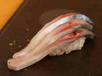 その時期に最も美味しい産地の鯖を選び、やや浅めに〆て素材本来の味わいを引き立てるのが店主の流儀。ほぼ生に近い食感で、程よく脂ののった鯖の濃厚な旨みが舌の上に広がります。