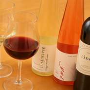 日本人オーナー辻本憲三が、栽培家デイヴィッド・アブリュー、醸造家ハイディ・バレットという世界を代表する名匠と共に生み出したワイン。最上級のエレガンスを醸し出す、香り高きプレミアムワインです。