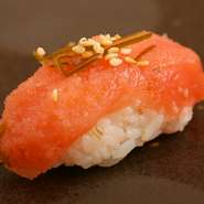 北海道以外ではあまり見かけない、地元ならではの握り。たらこのまろやかな塩加減とシャリの程よい甘みが、口の中で抜群の一体感を奏でます。昆布のやさしい風味がアクセントに。