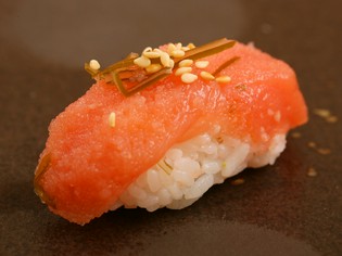 昆布の香りがふわりと漂う、北海道ならではの『たらこ握り』