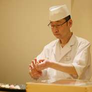 「お客様の幸せのお手伝いをしたい」と、味、空間、雰囲気など全てに配慮。常連のお客様はもちろん、一緒に連れてこられた初めてのお客様にも、食べ終わったあとに幸せな気分になってもらえるよう努めています。