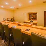 白い壁と白木のカウンターが目を引く店内は、余計なものを省いたシンプルな内装で統一。店主の巧みな所作が眺められるカウンター席のほか、接待や会食にぴったりの個室も完備しています。