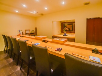 白壁に囲まれたシンプルな空間は、明るく清潔感のある雰囲気