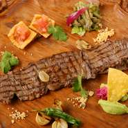 メキシコ産牛ハラミ肉の薄切りステーキ。赤身にサシがバランス良く入っており、柔らかく食べやすいのが特長です。カットした肉と『ワカモレ』などの付け合せをトルティーヤで巻いて食べるのがメキシコスタイル。