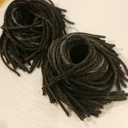 オープン時から作り続けている、イカスミを練りこんだ、自家製のキタッラ。
