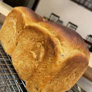 無農薬米糀を使用してつくった自家製の熟成味噌を加え、
そこに北海道産の黒千石を入れた
他にはない味噌パン