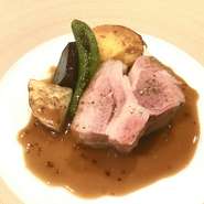 フランス、プロヴァンス　シストロン産の
羊入荷、要予約です。
生産量も少ないらしく、入荷もまちまちです。
羊の甘みに加え、ハーブの香り、羊らしさを感じつつ上品な味、なんとも言えないバランス。