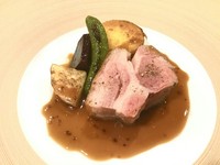 フランス、プロヴァンス　シストロン産の
羊入荷、要予約です。
生産量も少ないらしく、入荷もまちまちです。
羊の甘みに加え、ハーブの香り、羊らしさを感じつつ上品な味、なんとも言えないバランス。