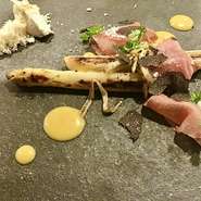 香ばしく焼いたフランス産ホワイトアスパラに
卵黄を使用したソースに黒トリュフを合わせた料理です