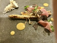 香ばしく焼いたフランス産ホワイトアスパラに
卵黄を使用したソースに黒トリュフを合わせた料理です