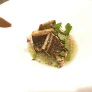 炭火で焼いた穴子に魚介でとったダシに海苔をあわせたソースの料理。
