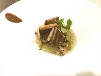 炭火で焼いた穴子に魚介でとったダシに海苔をあわせたソースの料理。
