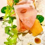 定番で季節により仕立てが変更になります、
週に一回イタリアから届くフレッシュのブッラータは絶品です