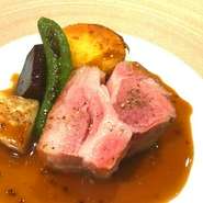 フランス二大ブランドの一つ、
シストロン産仔羊2021年3月入荷❗
柔らかい肉質にミルキーさと、乳飲み仔羊には無いコクと旨味、甘味が強く、雑味が無いハーブの香りが抜けます。
春限定、要予約食材です。

  