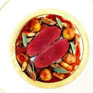 信頼している狩猟家より届けられる1歳の雄鹿を使用。いろいろな物を食べすぎていないため野生味が少し顔を出しつつも、肉質も柔らかく良質。北海道内でも多く出回らないものの優先的に仕入れているとのこと。