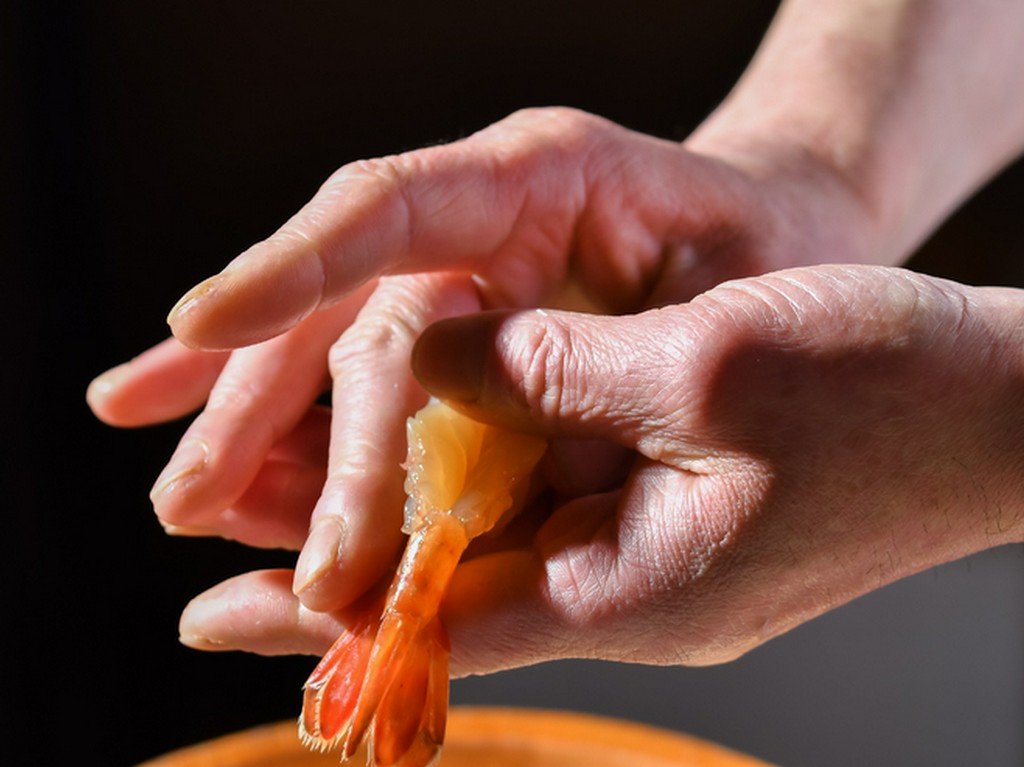 全国から旬の魚介を選りすぐり、珠玉の寿司を紡ぎ出す確かな技