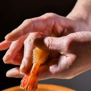 全国から旬の魚介を選りすぐり、珠玉の寿司を紡ぎ出す確かな技