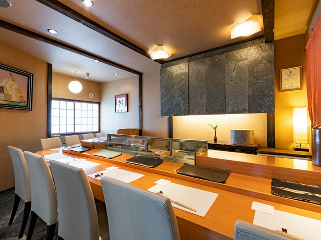 一人でも気負わずに利用できる、居心地の良いカウンター席