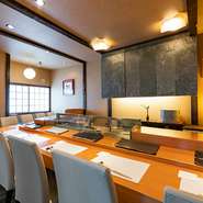寿司店のカウンター席というと、やや緊張しがちですが、ここでは肩肘張らずにくつろげるのが魅力。店主の見事な手捌きを眺めながら、一人でも心地よく過ごせます。カウンター越しの会話も楽しみのひとつ。
