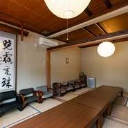 広々とした2階の座敷は、歓送迎会や忘新年会などの宴会にぴったり。四季折々の料理と寿司の数々が、華やかなシーンを彩ります。和食に欠かせないお酒は、全国から取り寄せた日本酒を中心にラインナップ。